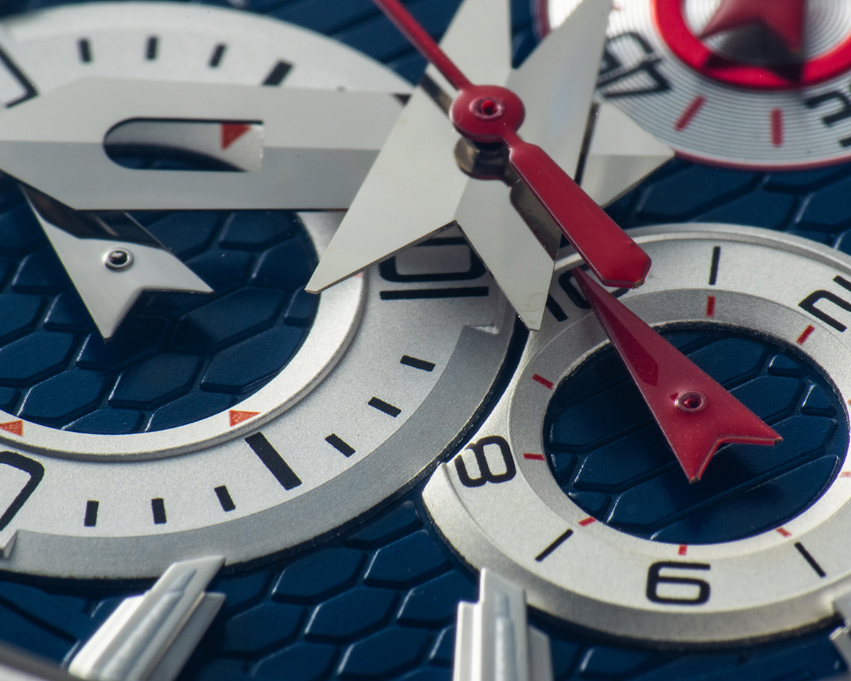 ネイビーの腕時計でロベルト カヴァリの匠技を再確認 - HEROES ONLINE