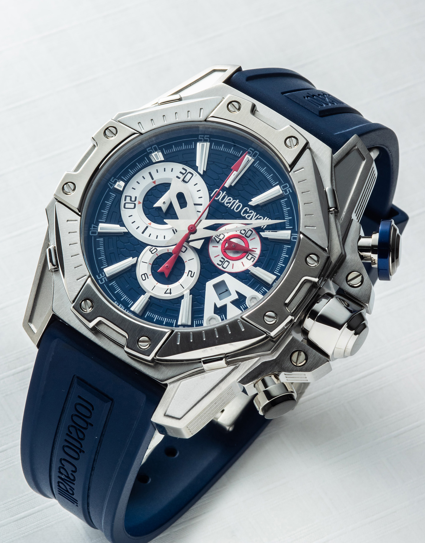 ロベルトカヴァリ 腕時計 3針 メンズ ネイビーブルー クロノグラフ ロゴ 綺麗 ネイビーの腕時計でロベルト カヴァリの匠技を再確認 - HEROES ONLINE