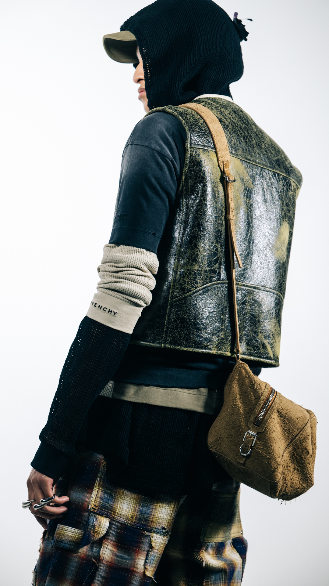 ジバンシィのキューブ型バッグ『パンドラ』が、より洗練されたデザイン