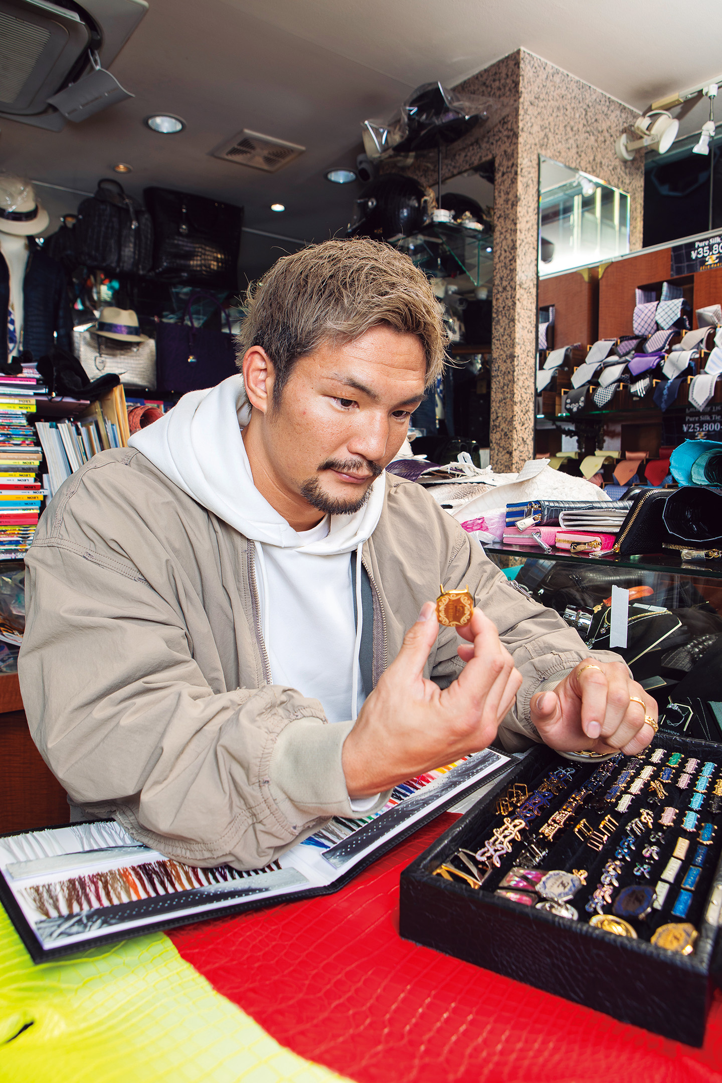 格闘家・松倉信太郎が、クロコダイルレザーをワイルドに選ぶ