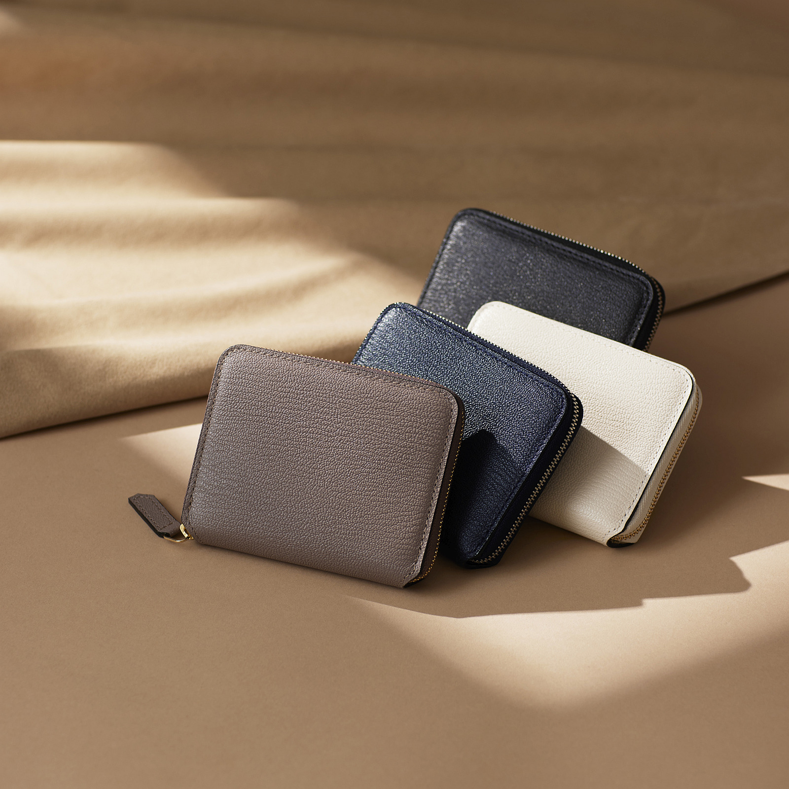 ラルコバレーノ」のラウンドジップ財布は豊富なカラバリが魅力