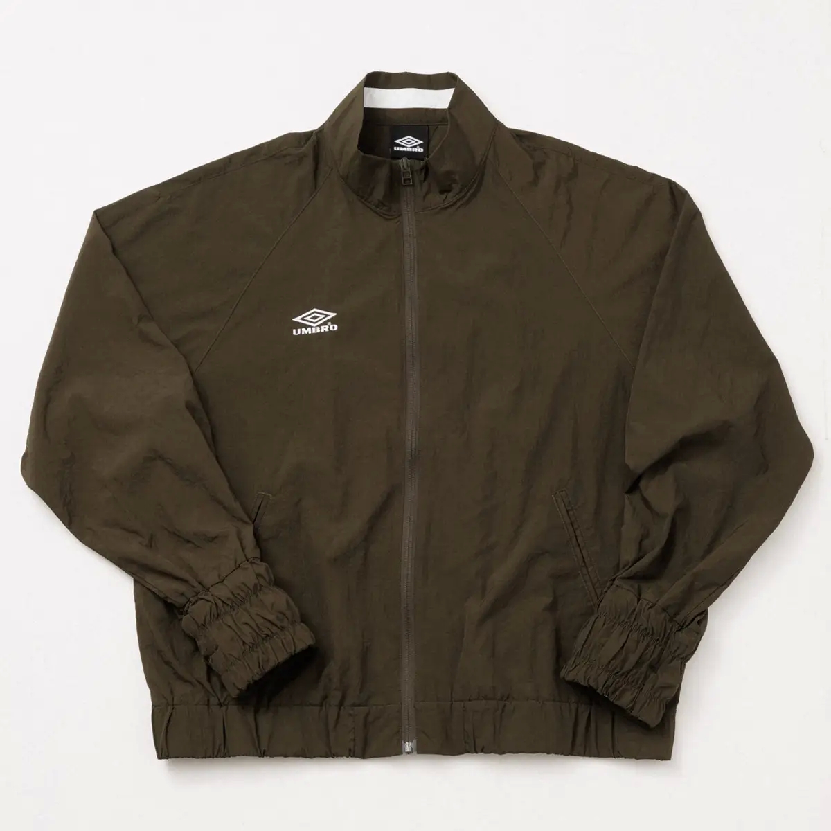UMBRO×BELPER×M TO R」のトリプルコラボウェアは渋めのカーキカラー