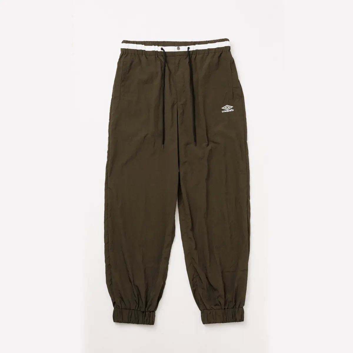 アンブロ×belper ナイロントラックジャケット　トラックパンツ　セットカーキ UMBRO×BELPER×M TO R」のトリプルコラボウェアは渋めのカーキカラー
