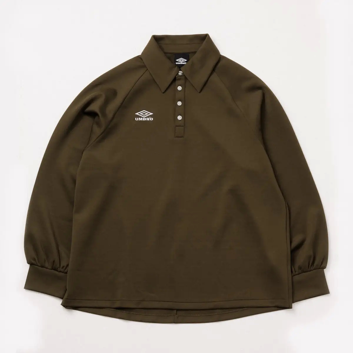 UMBRO×BELPER×M TO R」のトリプルコラボウェアは渋めのカーキカラー