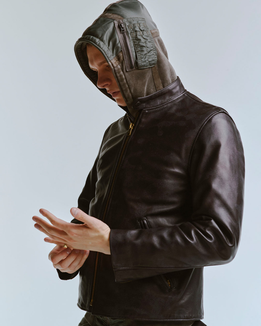 多様なカルチャーの魅力を内包する「AVIREX」のクロスオーバー