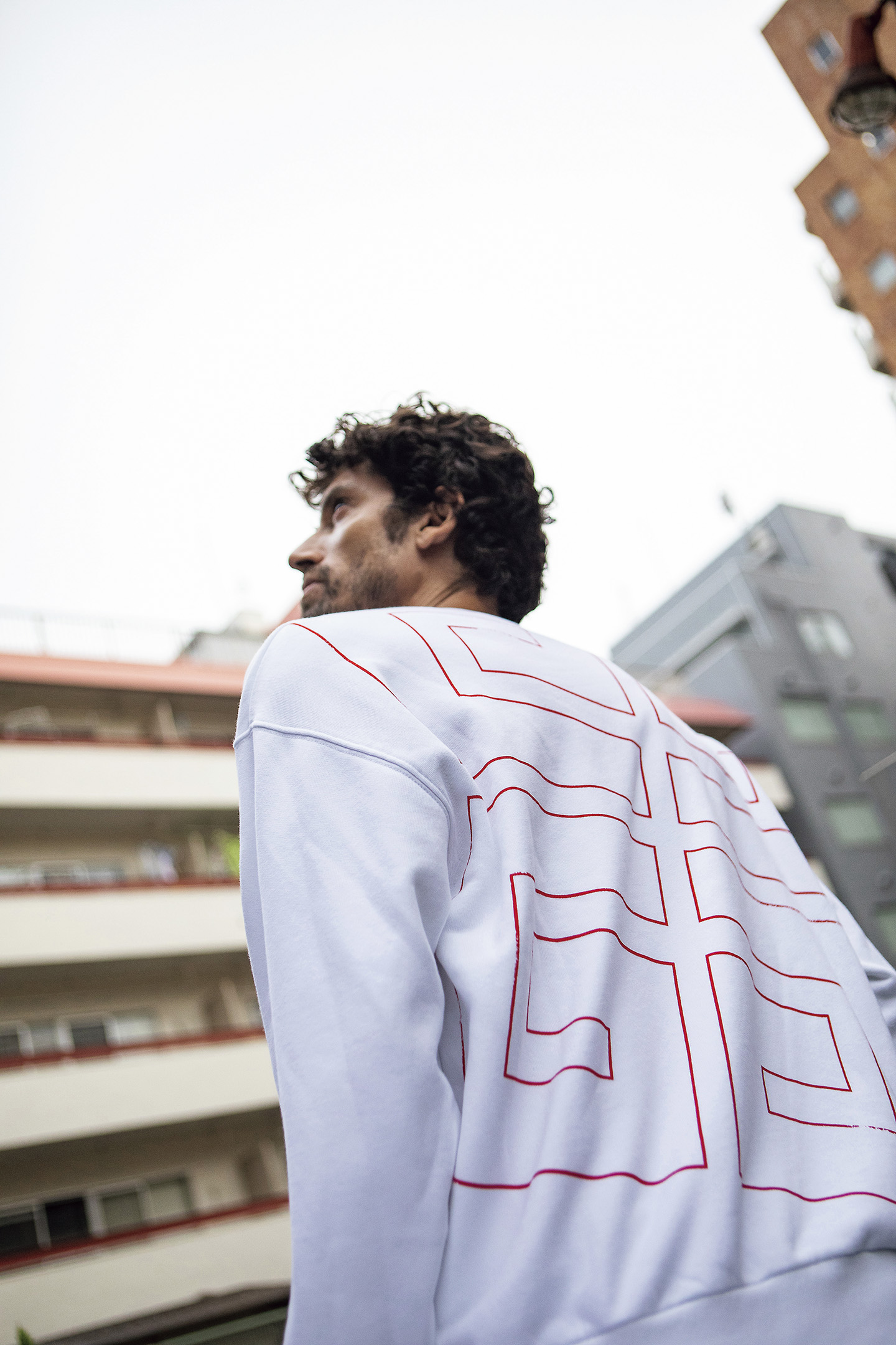 モテるスウェットは「GIVENCHY」の目立つ赤ロゴ - HEROES ONLINE