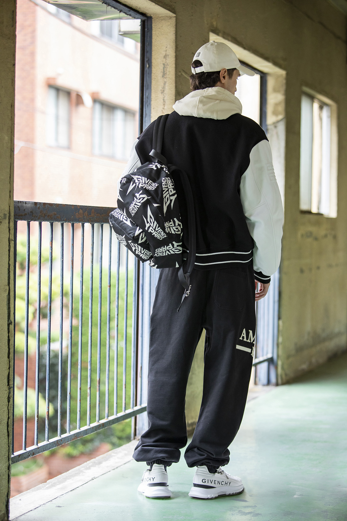 ぬくい”モノトーンコーデで冬の王道カジュアル - HEROES ONLINE