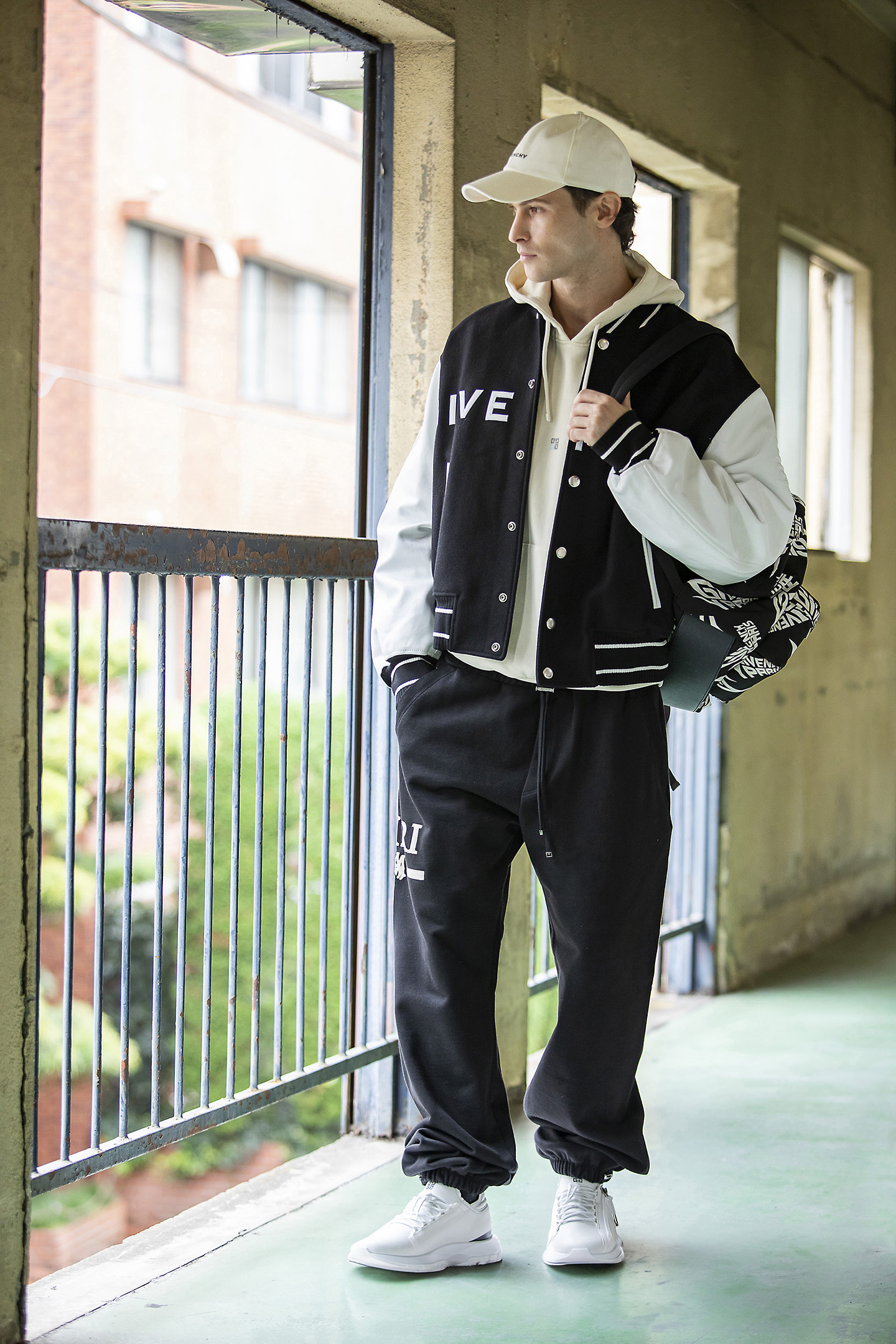 ぬくい”モノトーンコーデで冬の王道カジュアル - HEROES ONLINE