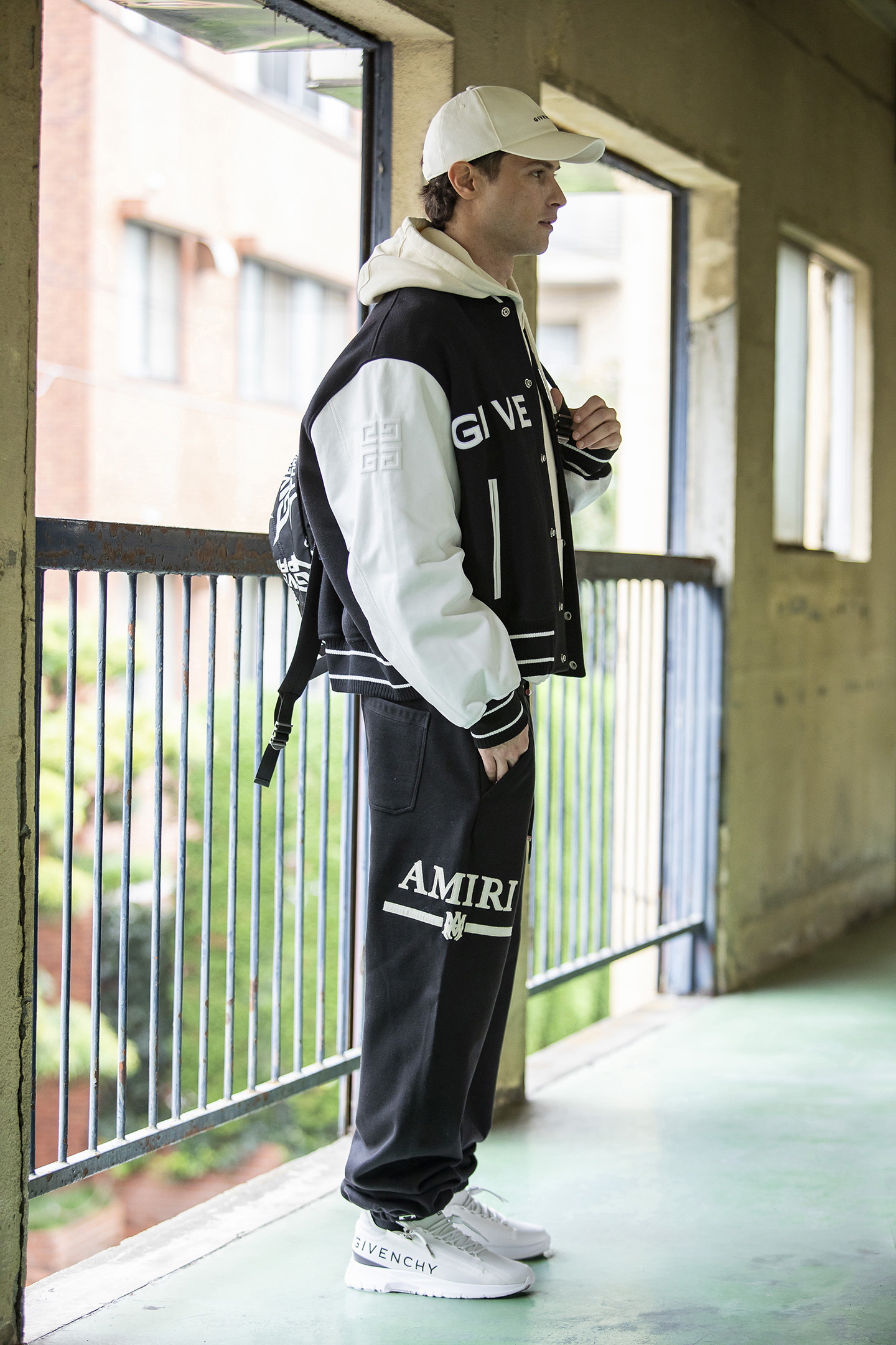 ぬくい”モノトーンコーデで冬の王道カジュアル - HEROES ONLINE