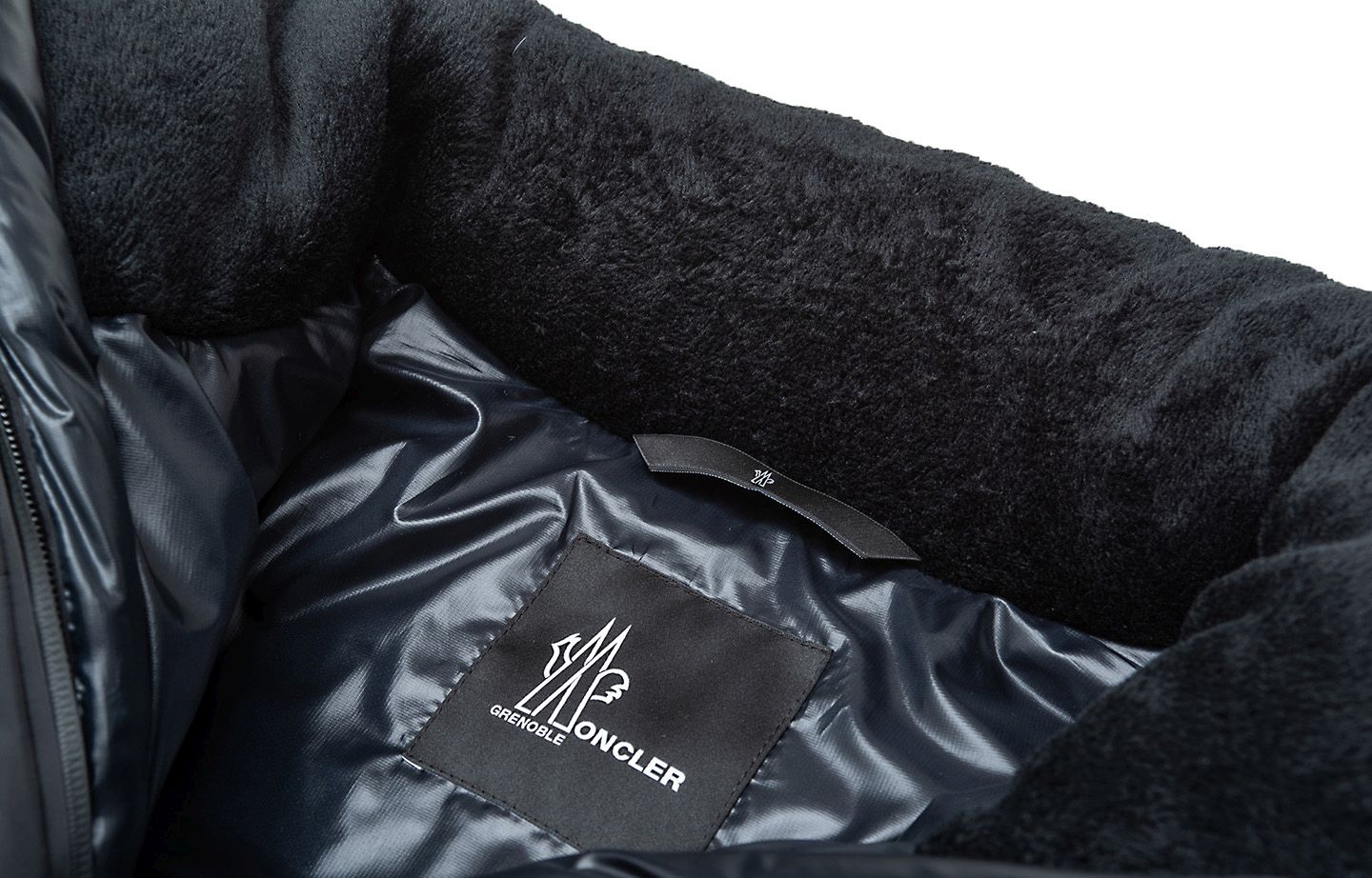 真冬の旬なスポカジは「MONCLER GRENOBLE」のダウンが頼れます 真冬の旬なスポカジは「MONCLER GRENOBLE」のダウンが頼れます