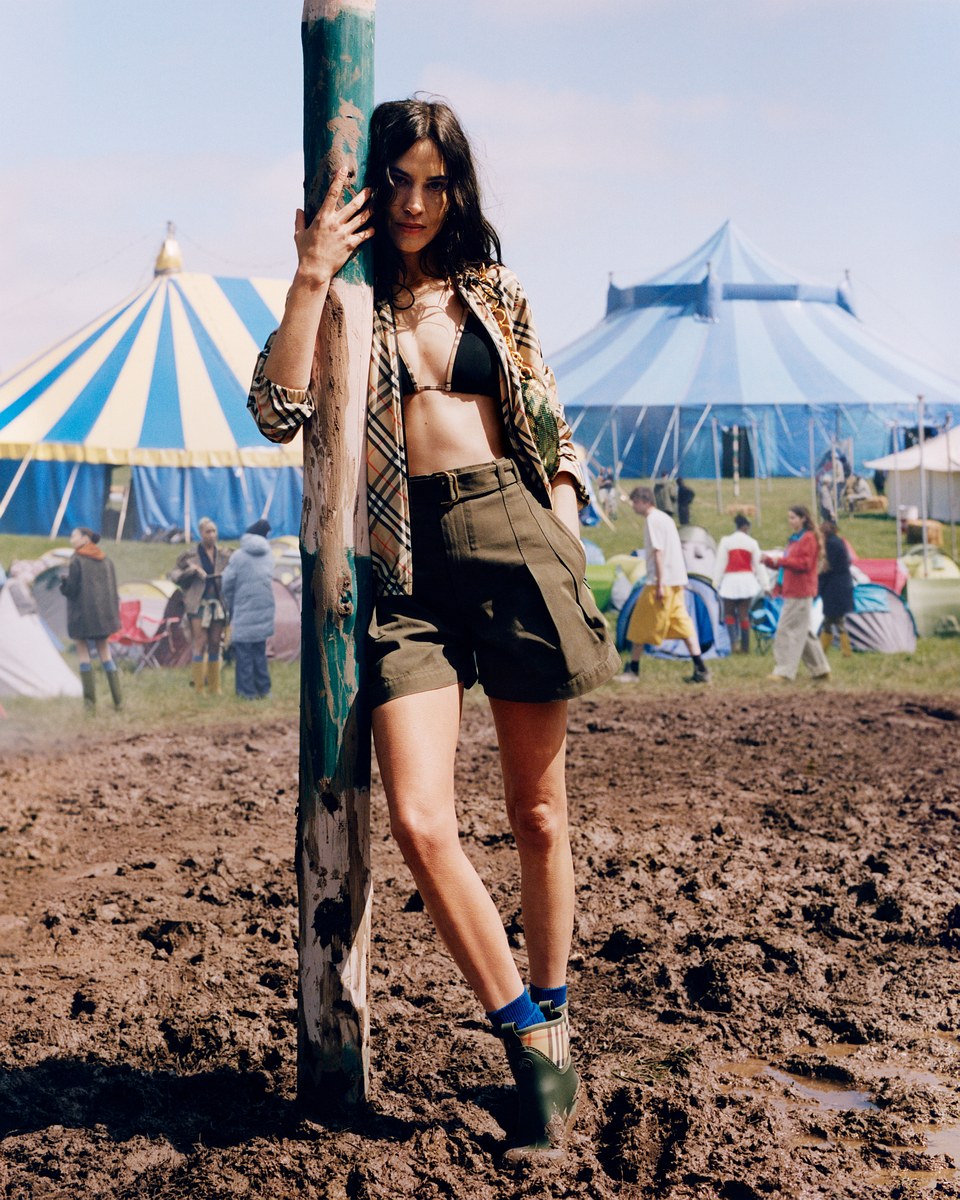 BURBERRY」がリアム・ギャラガー、ゴールディ、チー・カルティエ