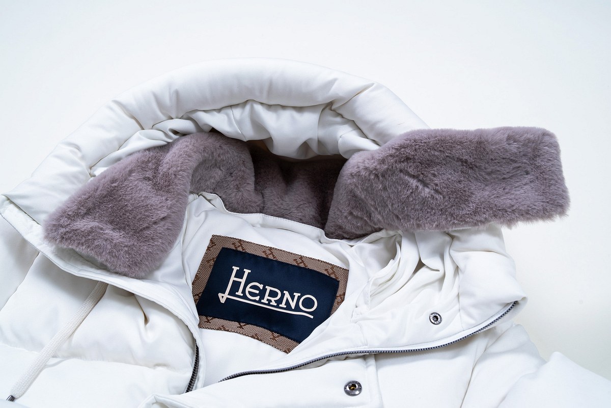 真冬の大人は「HERNO」の白ダウンコートで小粋に洒落る - HEROES ONLINE