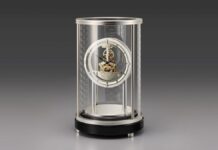 <デコールセイコー>より、江戸切子の端正な文様とスケルトンムーブメントの精緻な美しさが際立つ置時計を数量限定で発売