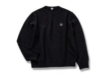 女子ウケ良さげな「LOEWE」のブラックニット