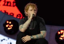 エド・シーランが、IWCシャフハウゼンの新作を纏ってライブに登場