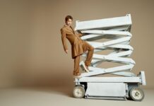 UGGがTOMORROW X TOGETHERのYEONJUNを起用し、新たなメンズコレクションをフィーチャーした26春夏キャンペーンを発表