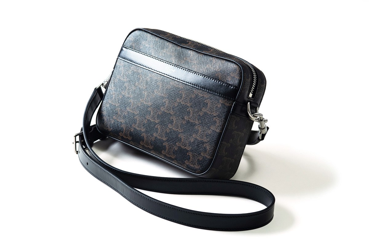 @*見様 CELINE メッセンジャーバッグ　ロゴ入り 時代に合わせてアップデートされた「CELINE」のメッセンジャーバッグ
