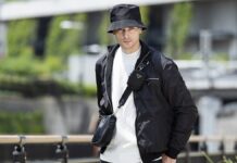 太黒デニムで重心を落とす。ミニマル派の街スタイル。