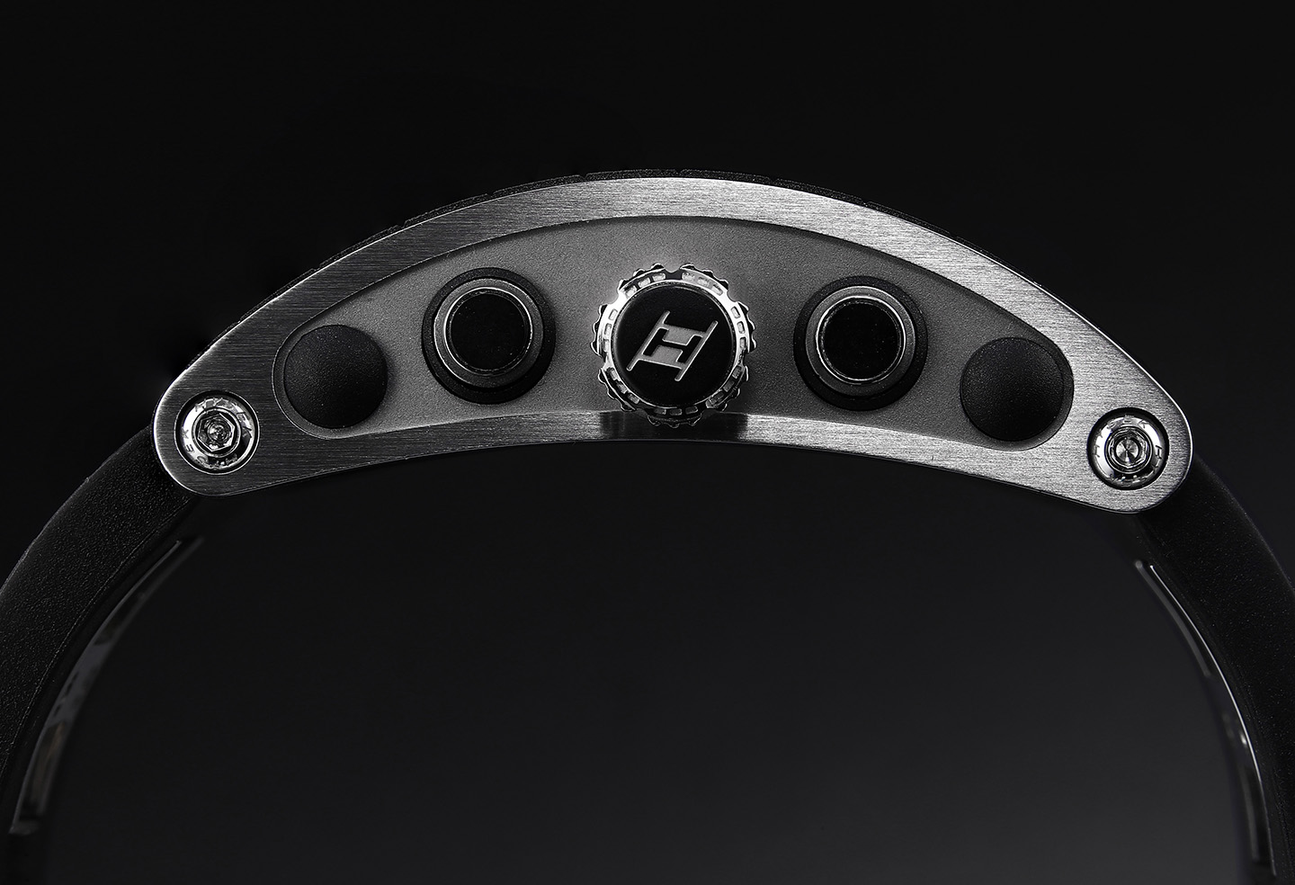 絶妙な機能美が腕元と一体化する、人間工学に基づいた腕時計 - HEROES