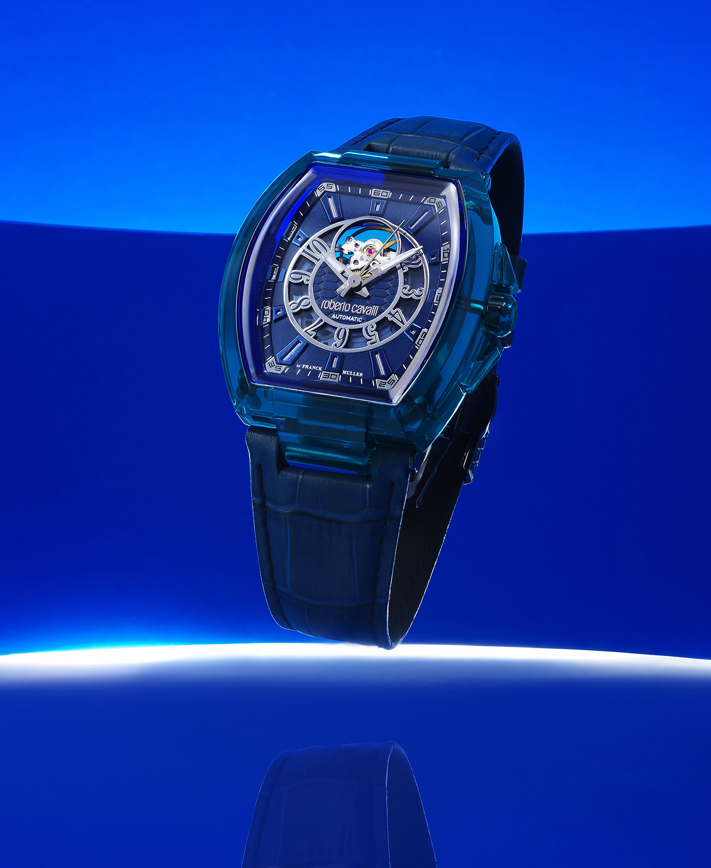 オーシャンブルーのガラスケースで妖艶さも楽しめる腕時計 - HEROES ONLINE