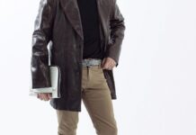 ブラウンコーデは白クラッチバッグで艶やかに