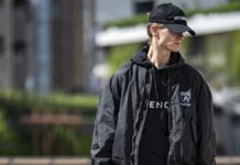 実用と洒落を兼ね備えた遊びたい日の黒コーデ