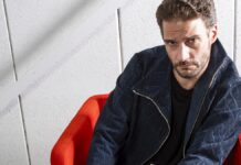 夜の街でも艶めく象革ジャケットの硬派スタイル