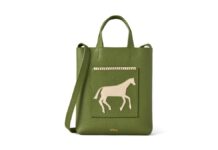 【マルベリー】2026年「Year of the Horse(午年)」を祝うカプセルコレクションを発表