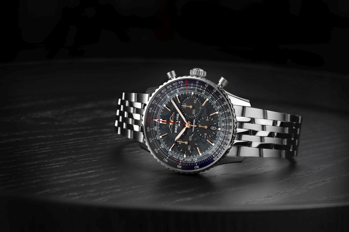 ブライトリングから、ブラック マザーオブパールダイヤルが輝く