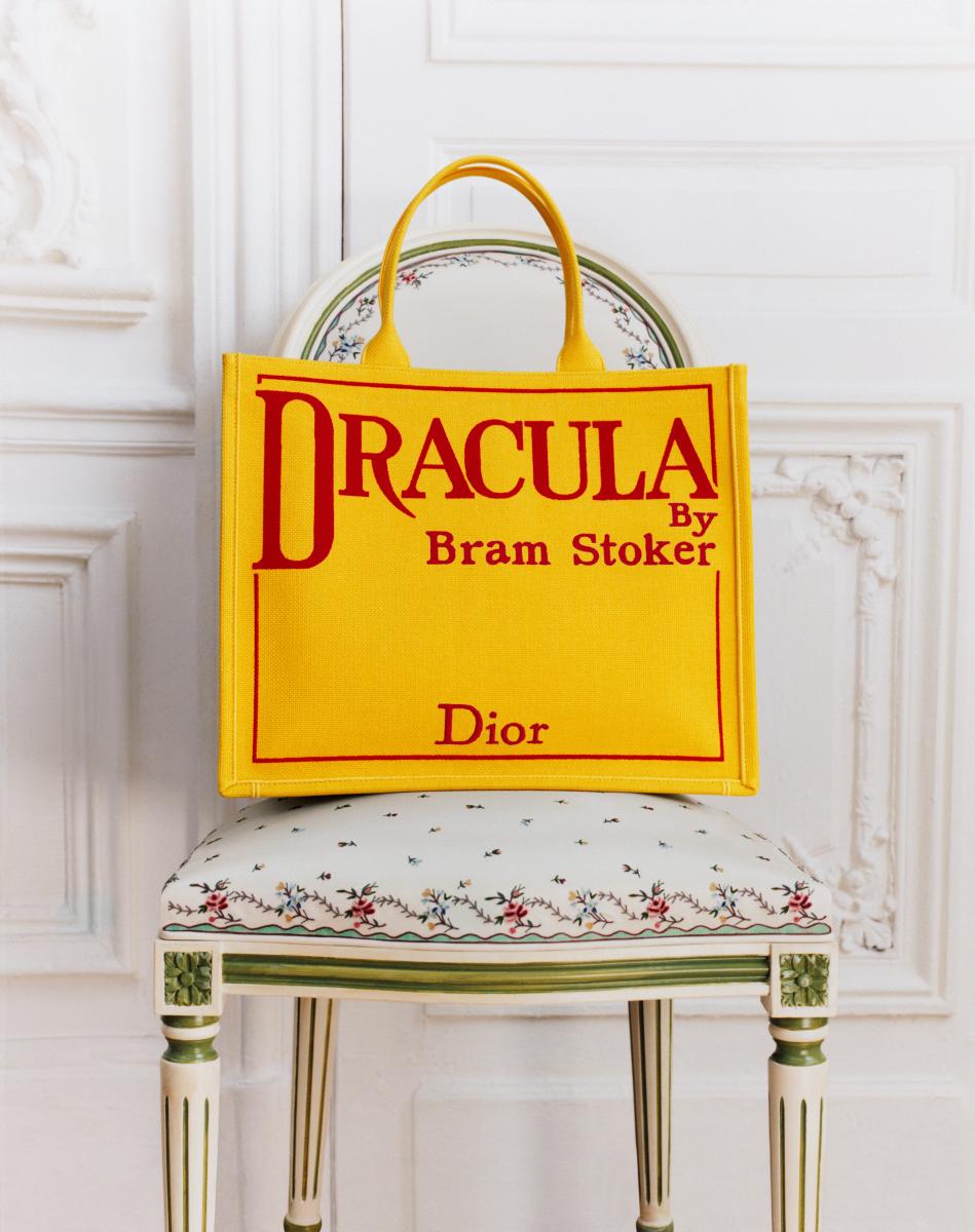 Dior】書籍の表紙で飾られた新たな「ディオール ブックトート」が登場