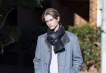 ミニマルコーデに際立つ黒が引き出す知的な品格