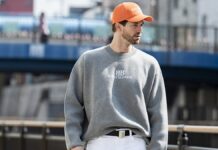 白スキニーを裏切る一足。遊び上手な“赤”が効く