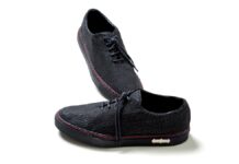 個性派のサメ革スニーカーで春カジをクールに締める