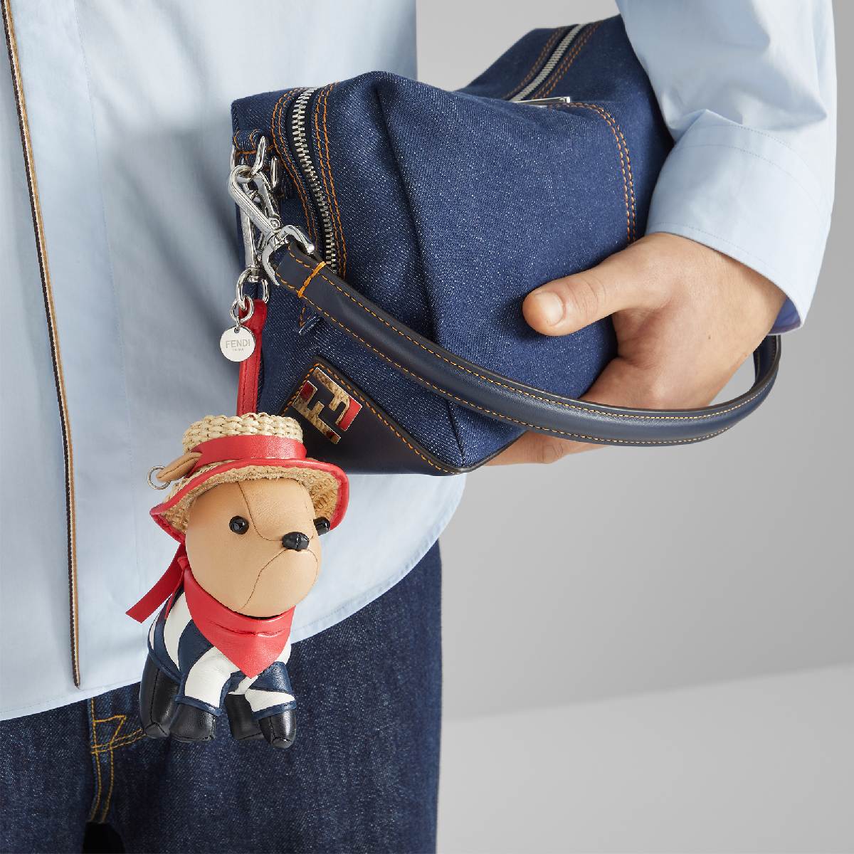 フェンディ、ベネチアのスタイルに着想を得たドッグチャームを発売